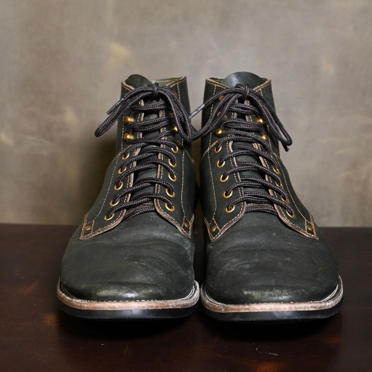 Photo by pink on February 5, 2026 of the Østmo x Iron Boots Drop 12: Type I in Maryam Dark Green Hand-Dyed Horsehide.
