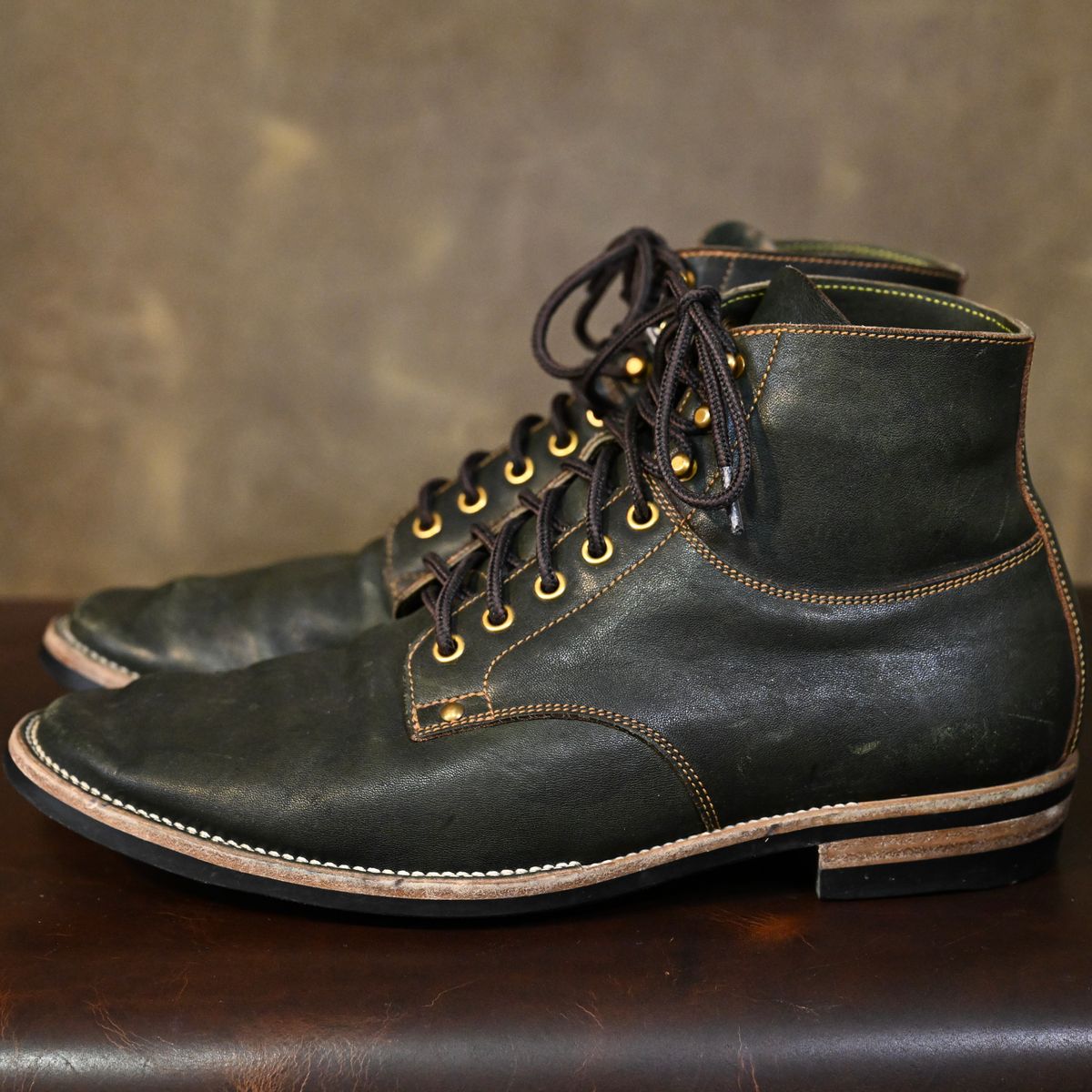 Photo by pink on February 5, 2026 of the Østmo x Iron Boots Drop 12: Type I in Maryam Dark Green Hand-Dyed Horsehide.
