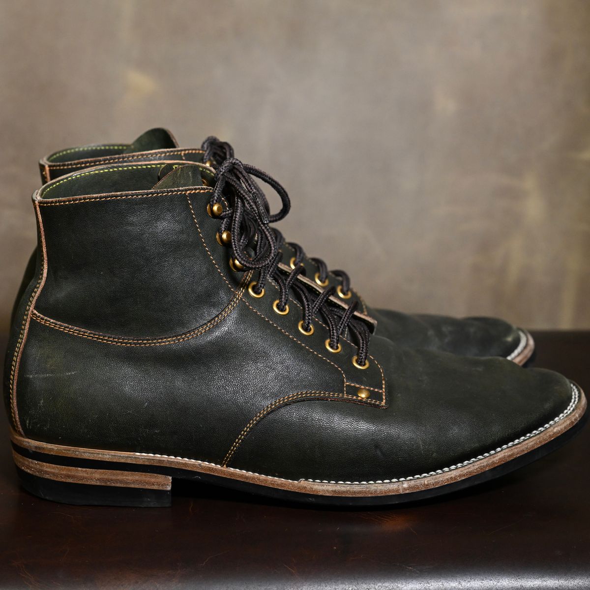 Photo by pink on February 5, 2026 of the Østmo x Iron Boots Drop 12: Type I in Maryam Dark Green Hand-Dyed Horsehide.