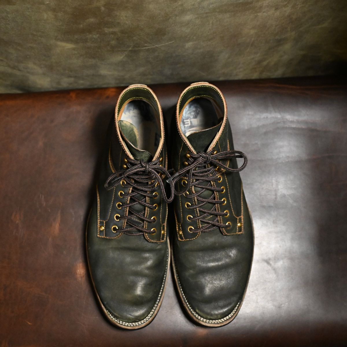 Photo by pink on February 5, 2026 of the Østmo x Iron Boots Drop 12: Type I in Maryam Dark Green Hand-Dyed Horsehide.