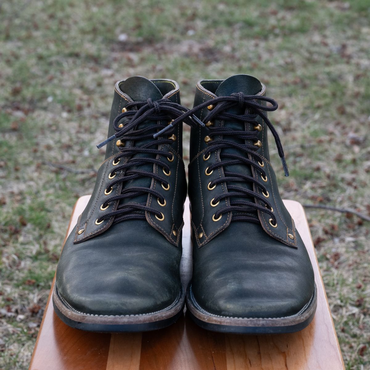 Photo by pink on March 28, 2026 of the Østmo x Iron Boots Drop 12: Type I in Maryam Dark Green Hand-Dyed Horsehide.
