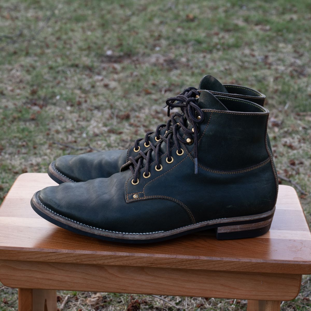 Photo by pink on March 28, 2026 of the Østmo x Iron Boots Drop 12: Type I in Maryam Dark Green Hand-Dyed Horsehide.
