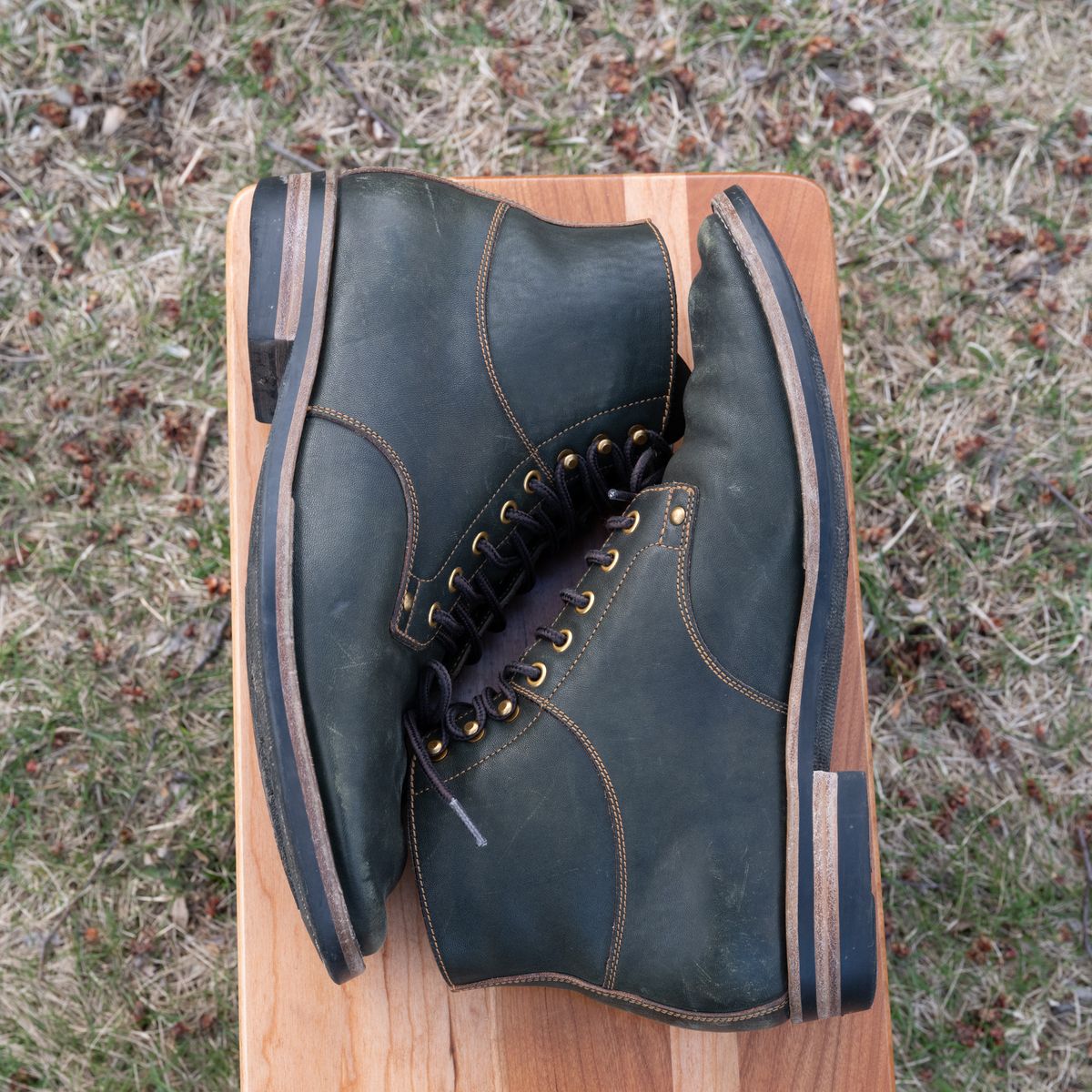 Photo by pink on March 28, 2026 of the Østmo x Iron Boots Drop 12: Type I in Maryam Dark Green Hand-Dyed Horsehide.