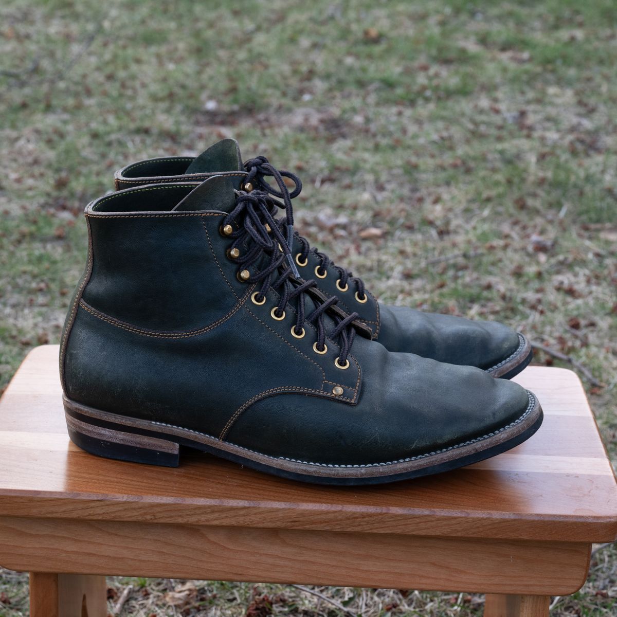 Photo by pink on March 28, 2026 of the Østmo x Iron Boots Drop 12: Type I in Maryam Dark Green Hand-Dyed Horsehide.