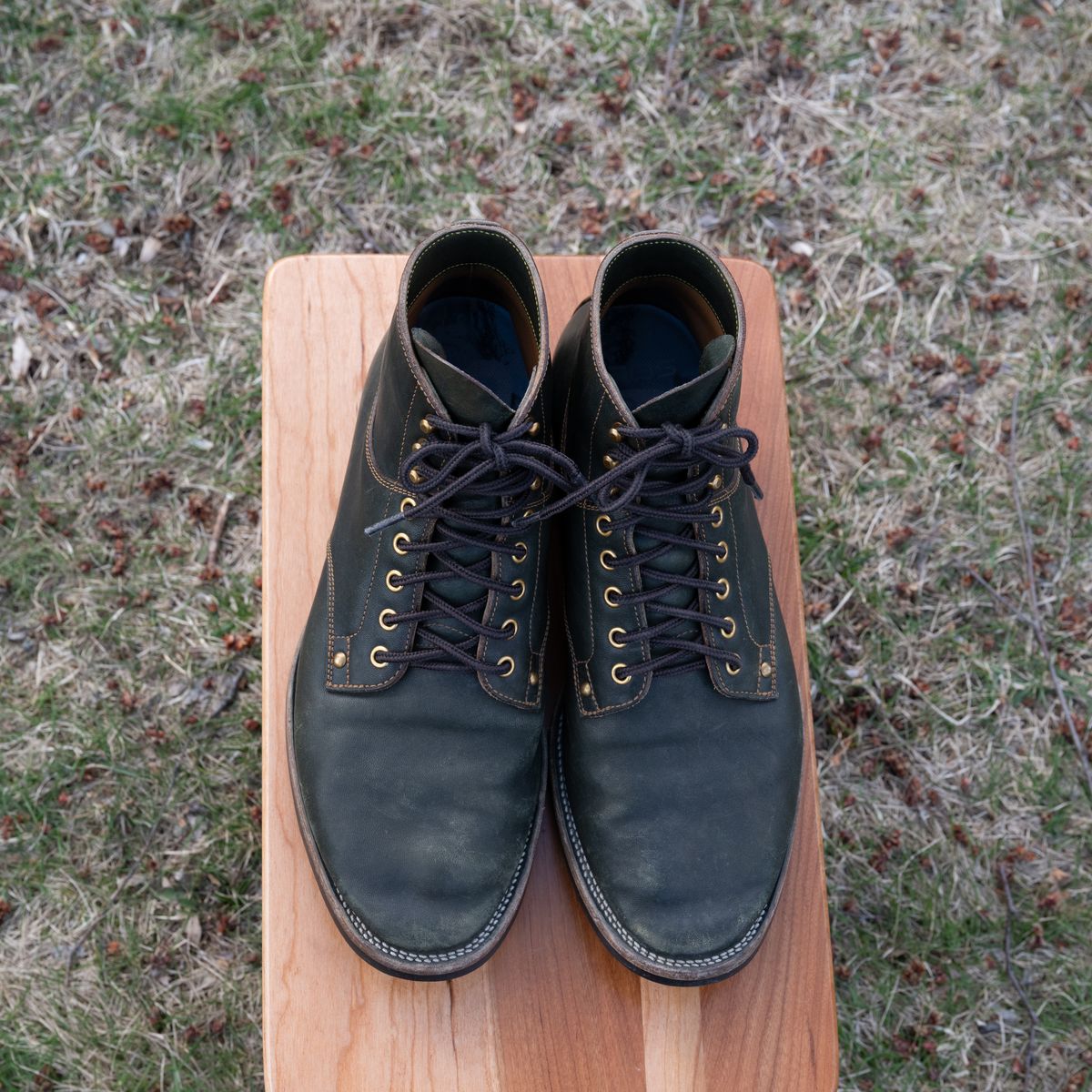 Photo by pink on March 28, 2026 of the Østmo x Iron Boots Drop 12: Type I in Maryam Dark Green Hand-Dyed Horsehide.