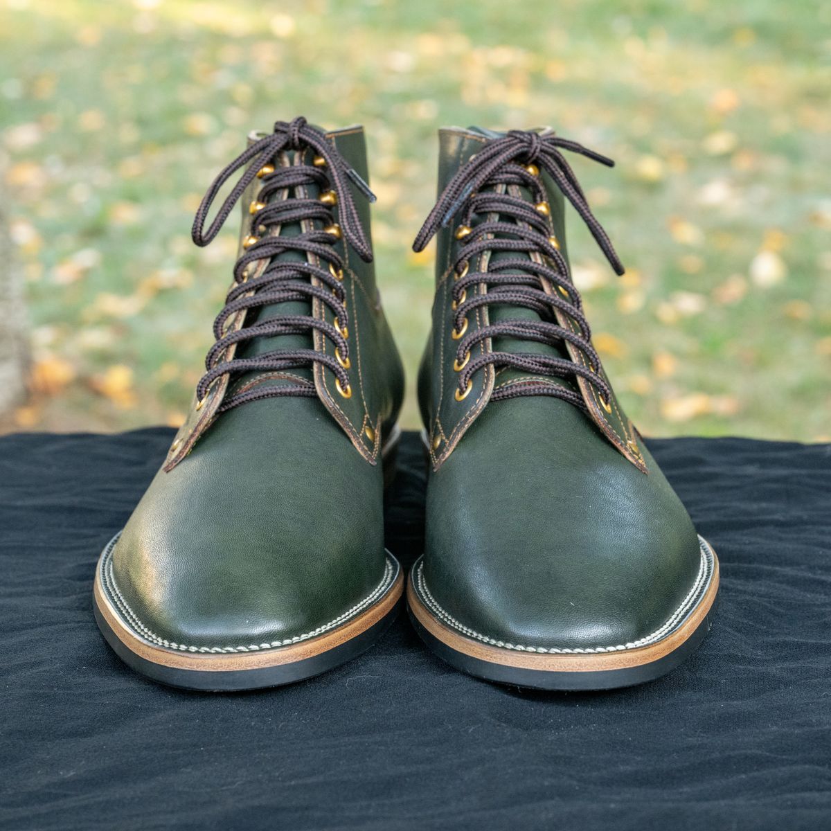 Photo by pink on October 3, 2025 of the Østmo x Iron Boots Drop 12: Type I in Maryam Dark Green Hand-Dyed Horsehide.