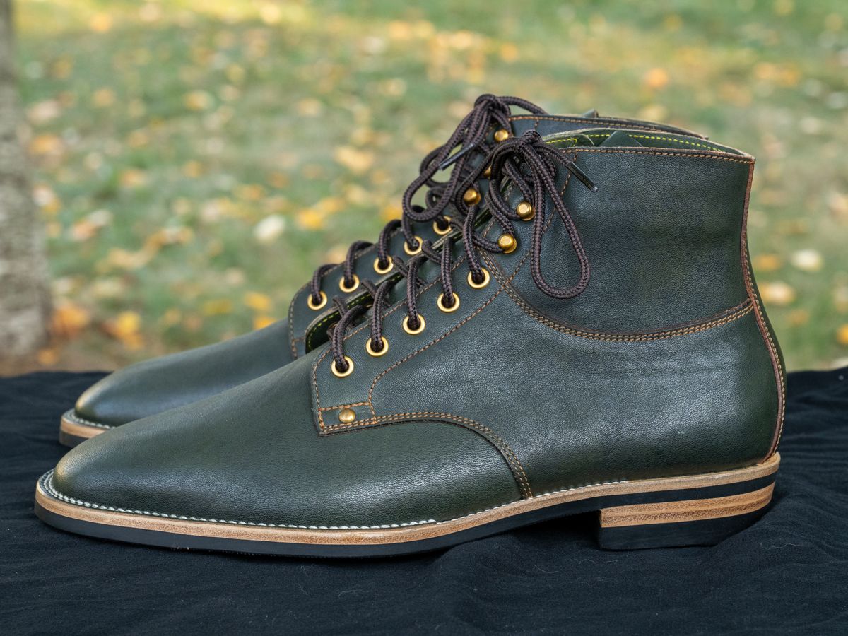 Photo by pink on October 3, 2025 of the Østmo x Iron Boots Drop 12: Type I in Maryam Dark Green Hand-Dyed Horsehide.
