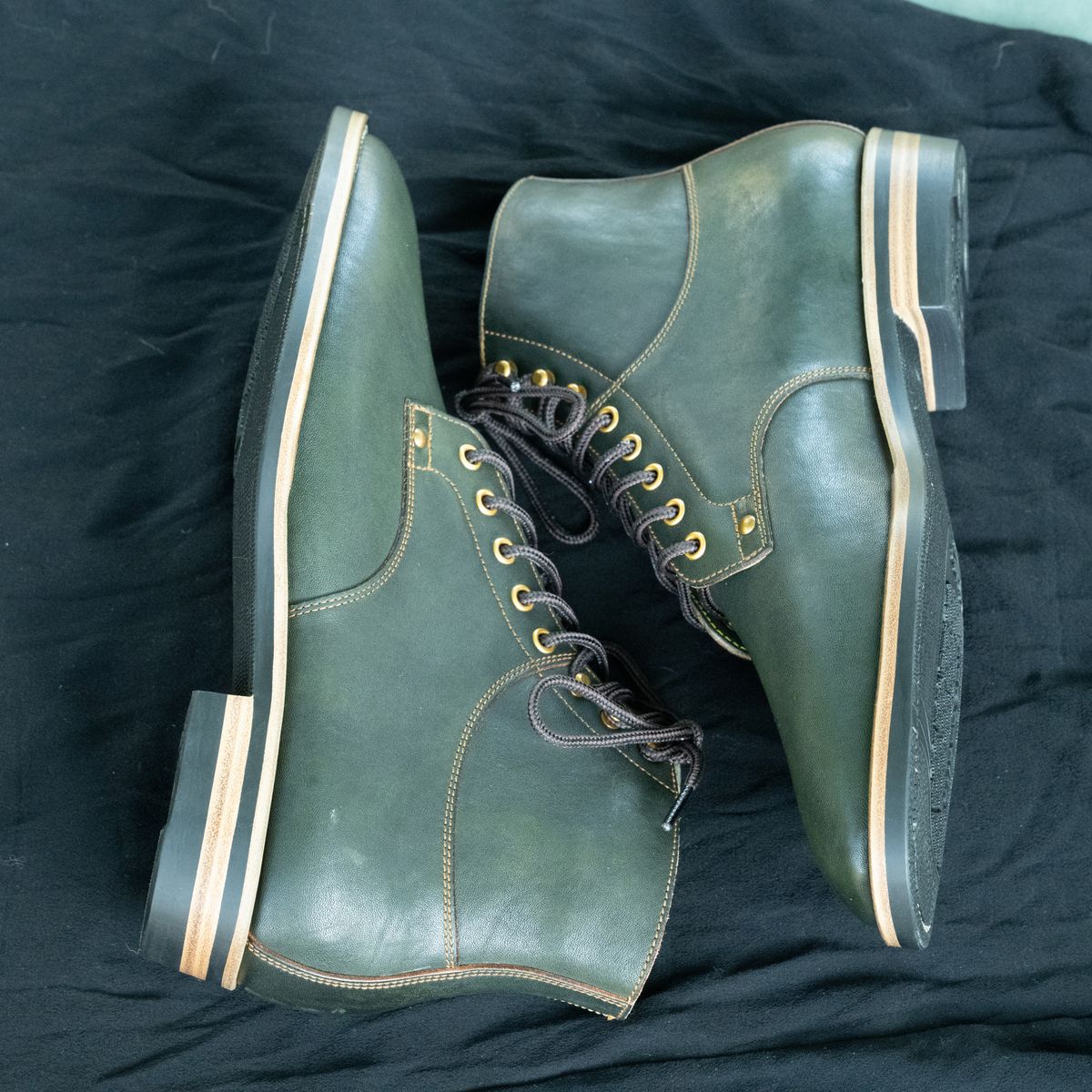 Photo by pink on October 3, 2025 of the Østmo x Iron Boots Drop 12: Type I in Maryam Dark Green Hand-Dyed Horsehide.