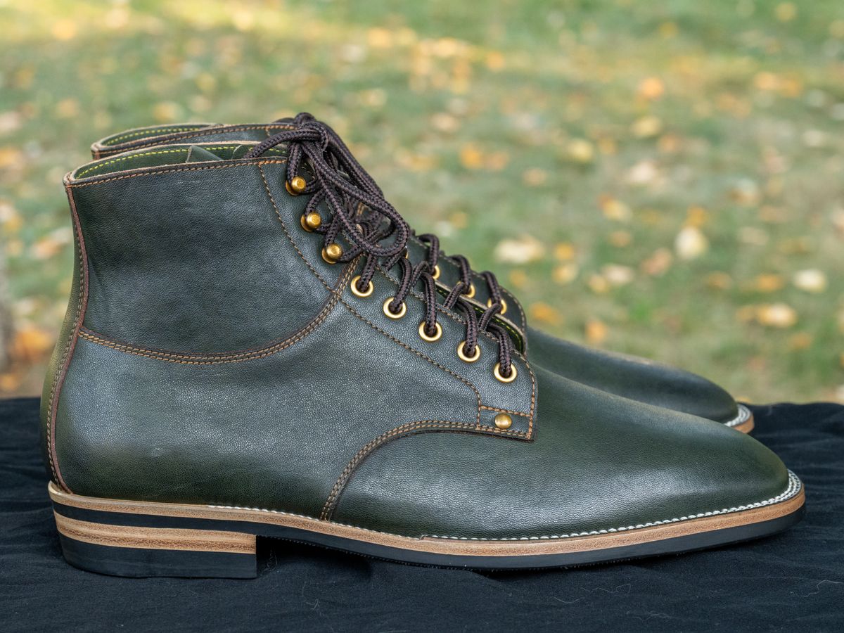 Photo by pink on October 3, 2025 of the Østmo x Iron Boots Drop 12: Type I in Maryam Dark Green Hand-Dyed Horsehide.
