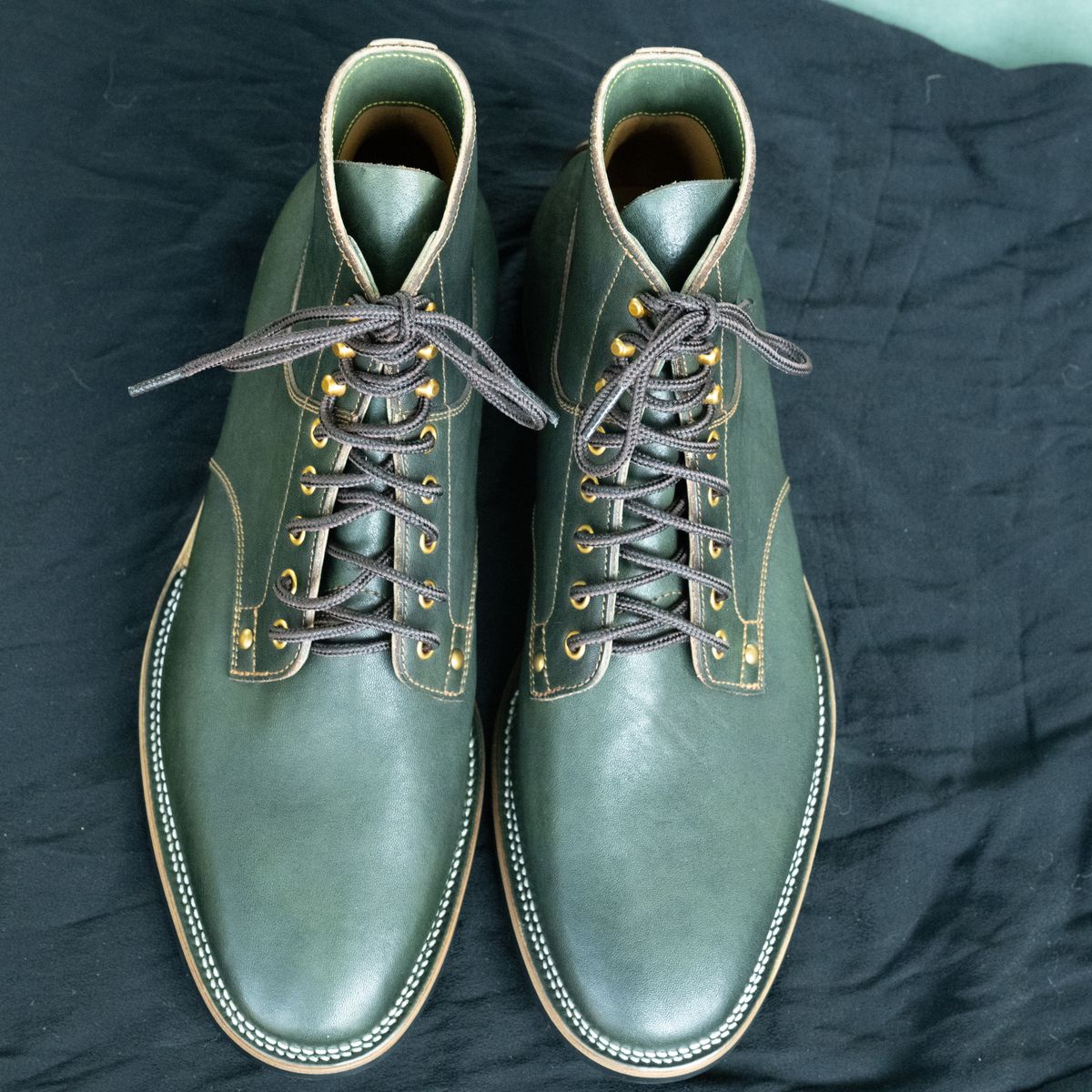Photo by pink on October 3, 2025 of the Østmo x Iron Boots Drop 12: Type I in Maryam Dark Green Hand-Dyed Horsehide.