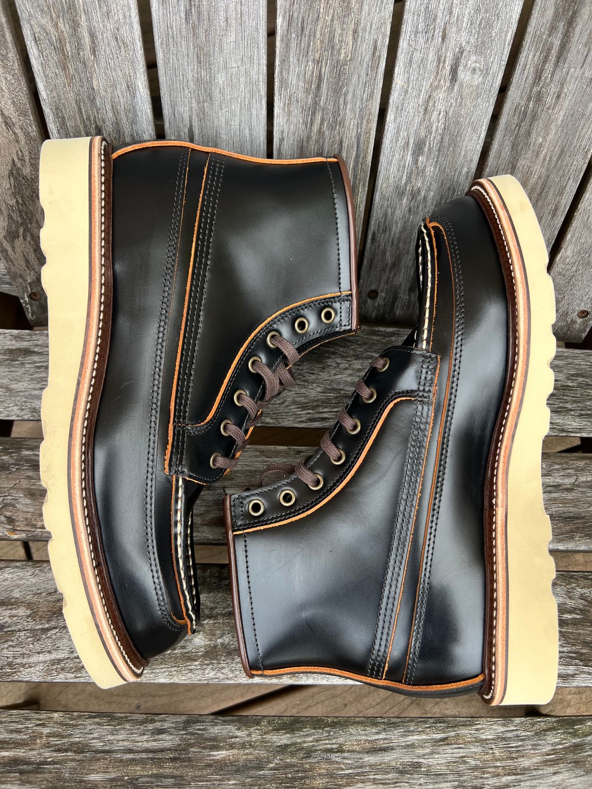 Photo by kenyhaves on October 1, 2024 of the Luosjiet Rural Moctoe Boot in Black Teacore OTA cowhide.