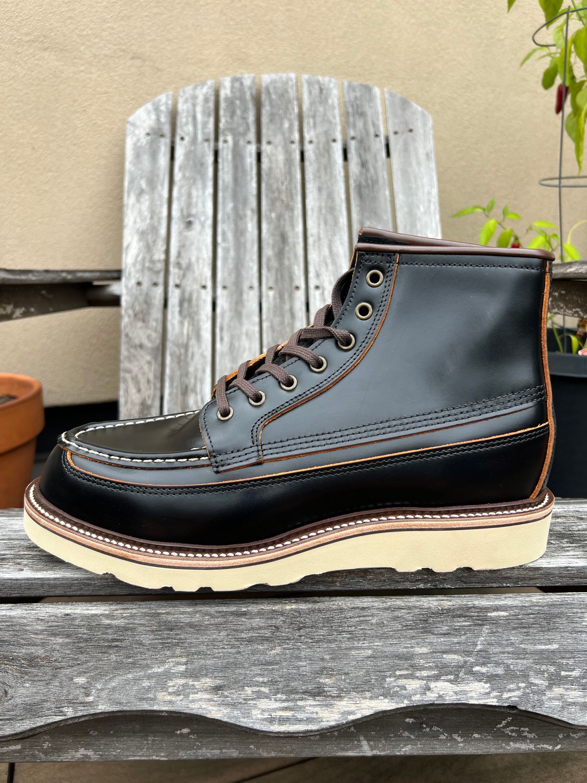 Photo by kenyhaves on October 1, 2024 of the Luosjiet Rural Moctoe Boot in Black Teacore OTA cowhide.