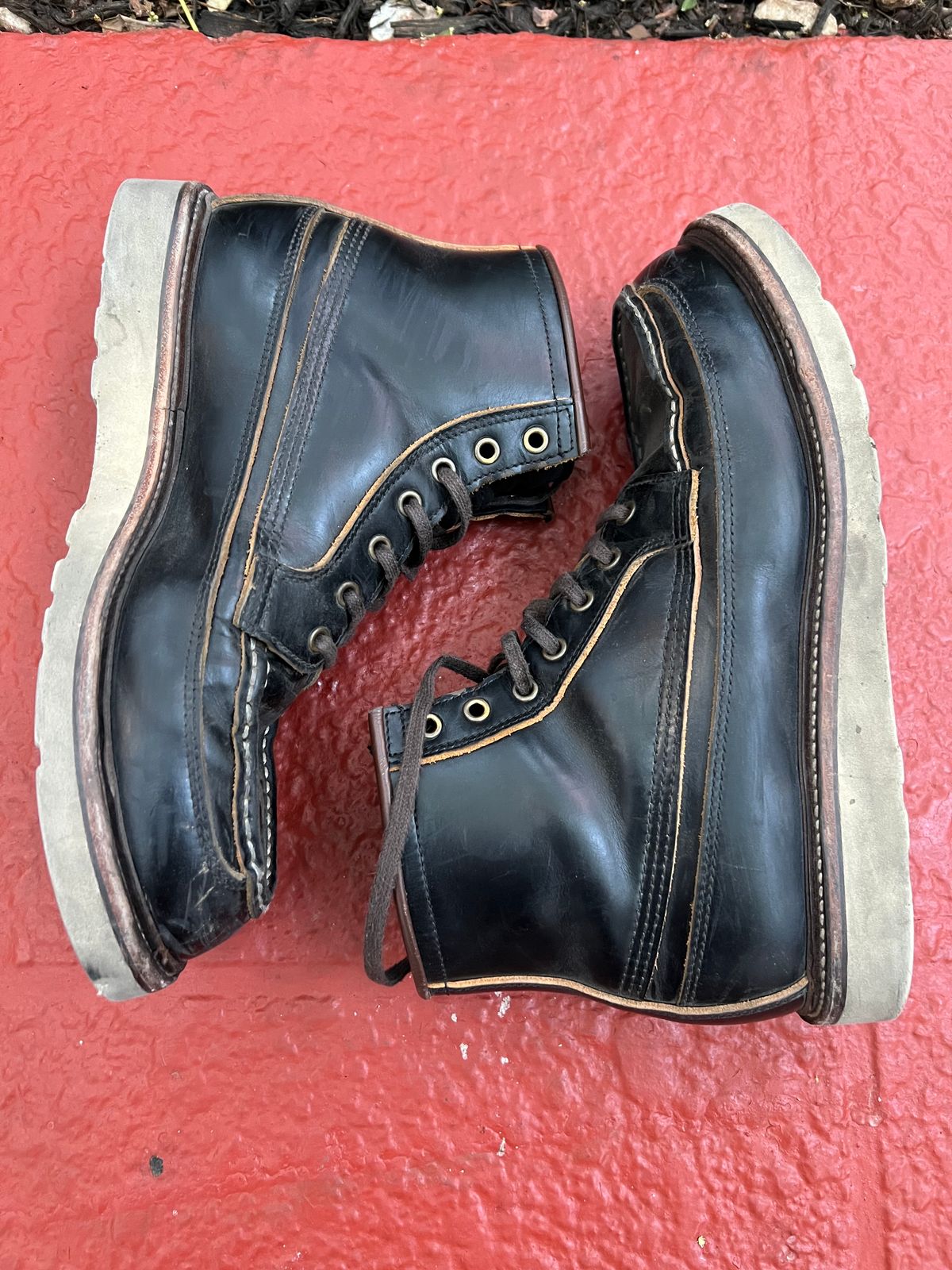 Photo by kenyhaves on December 3, 2024 of the Luosjiet Rural Moctoe Boot in Black Teacore OTA cowhide.