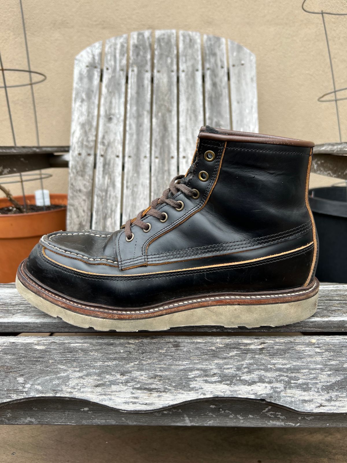 Photo by kenyhaves on January 1, 2025 of the Luosjiet Rural Moctoe Boot in Black Teacore OTA cowhide.