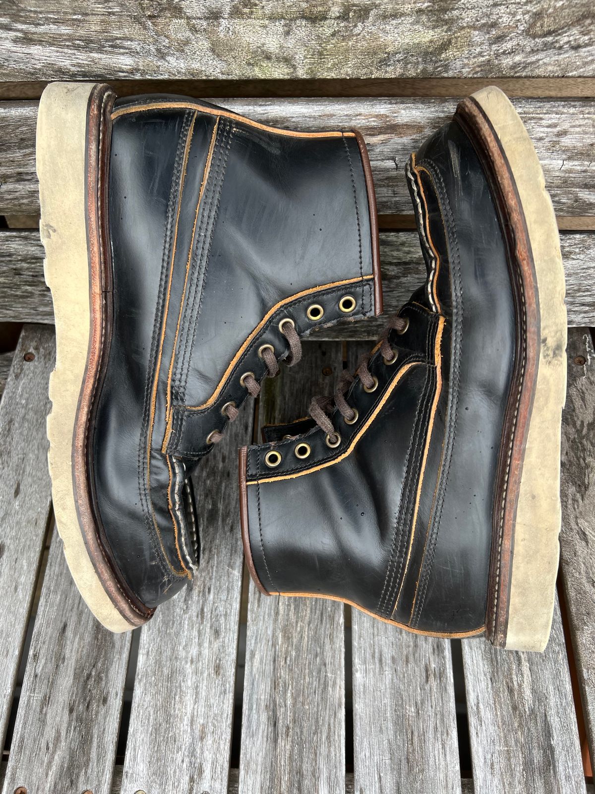 Photo by kenyhaves on January 1, 2025 of the Luosjiet Rural Moctoe Boot in Black Teacore OTA cowhide.