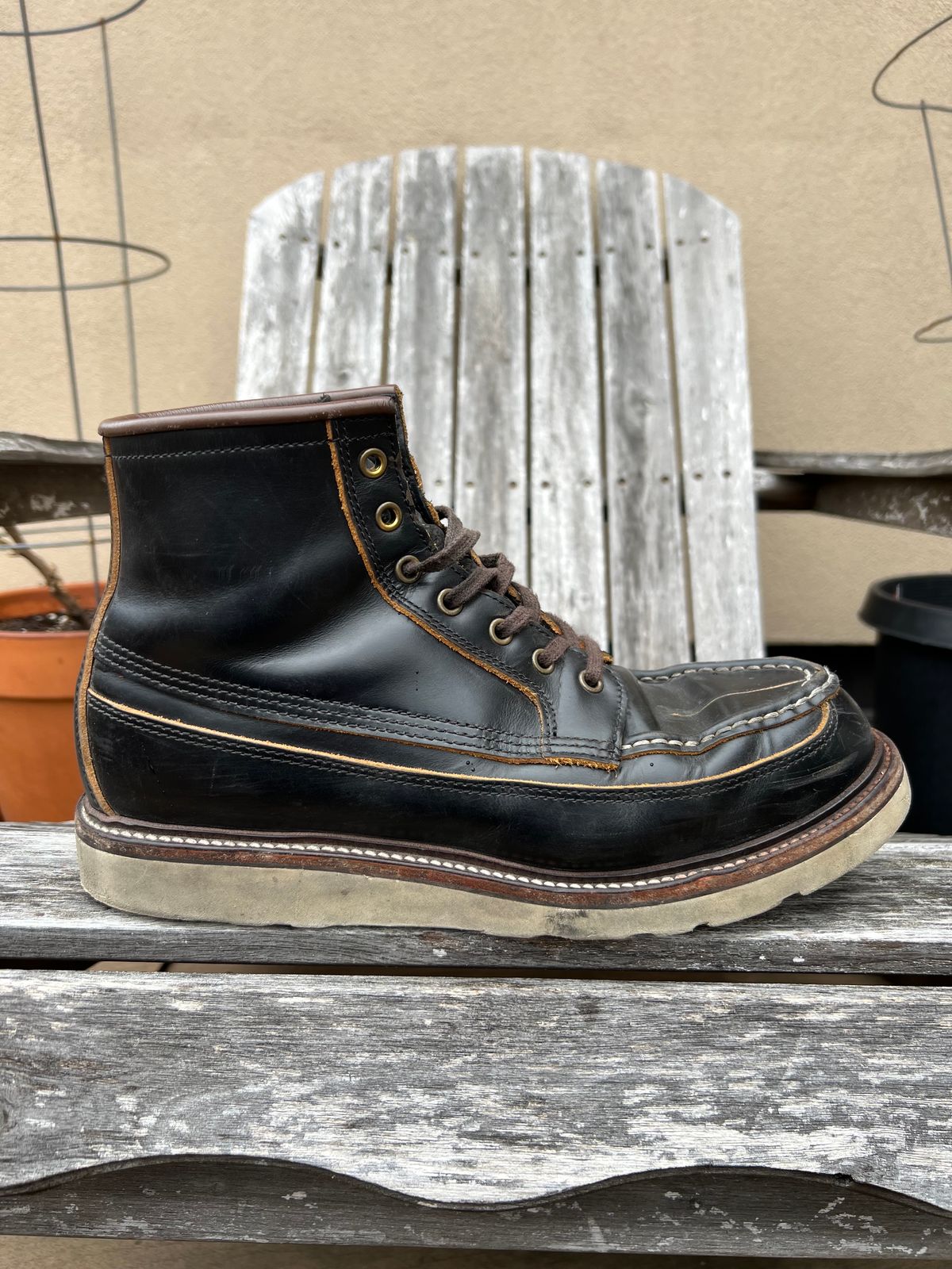 Photo by kenyhaves on January 1, 2025 of the Luosjiet Rural Moctoe Boot in Black Teacore OTA cowhide.