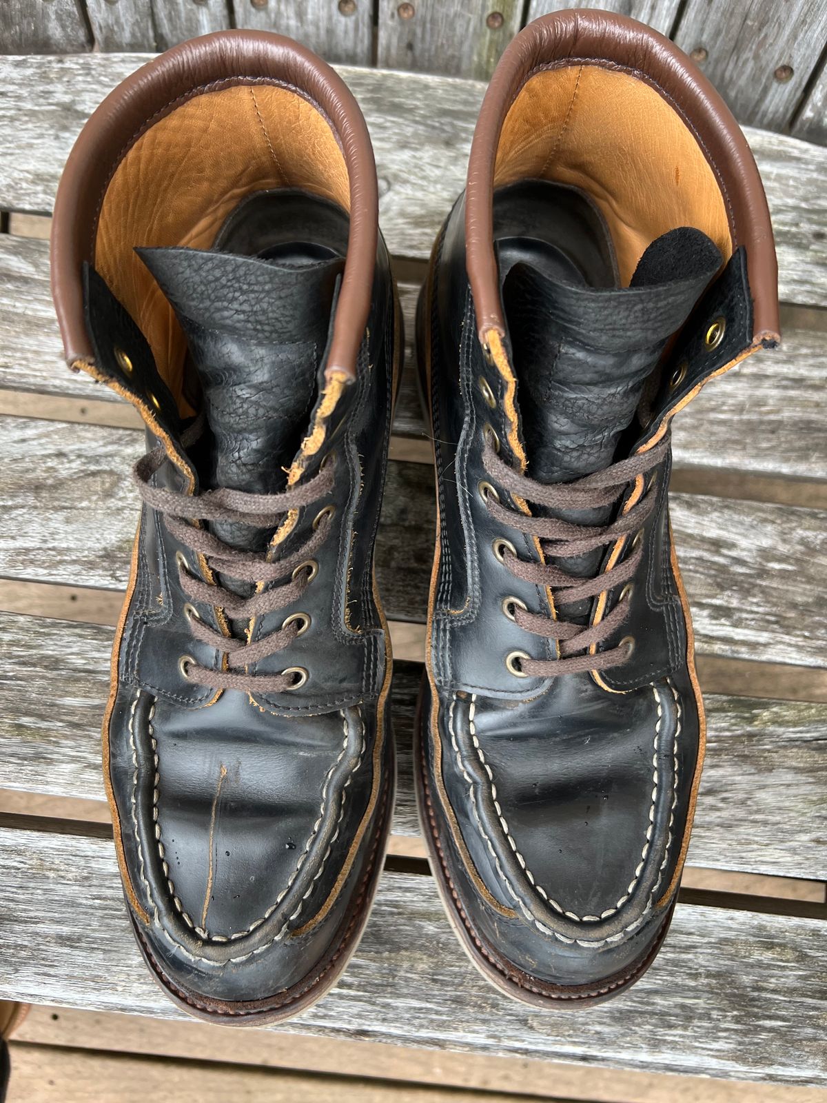 Photo by kenyhaves on January 1, 2025 of the Luosjiet Rural Moctoe Boot in Black Teacore OTA cowhide.