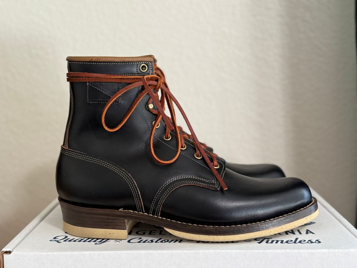 Photo by medusamachine on November 1, 2025 of the Role Club Underdogs in Horween Black Chromexcel.