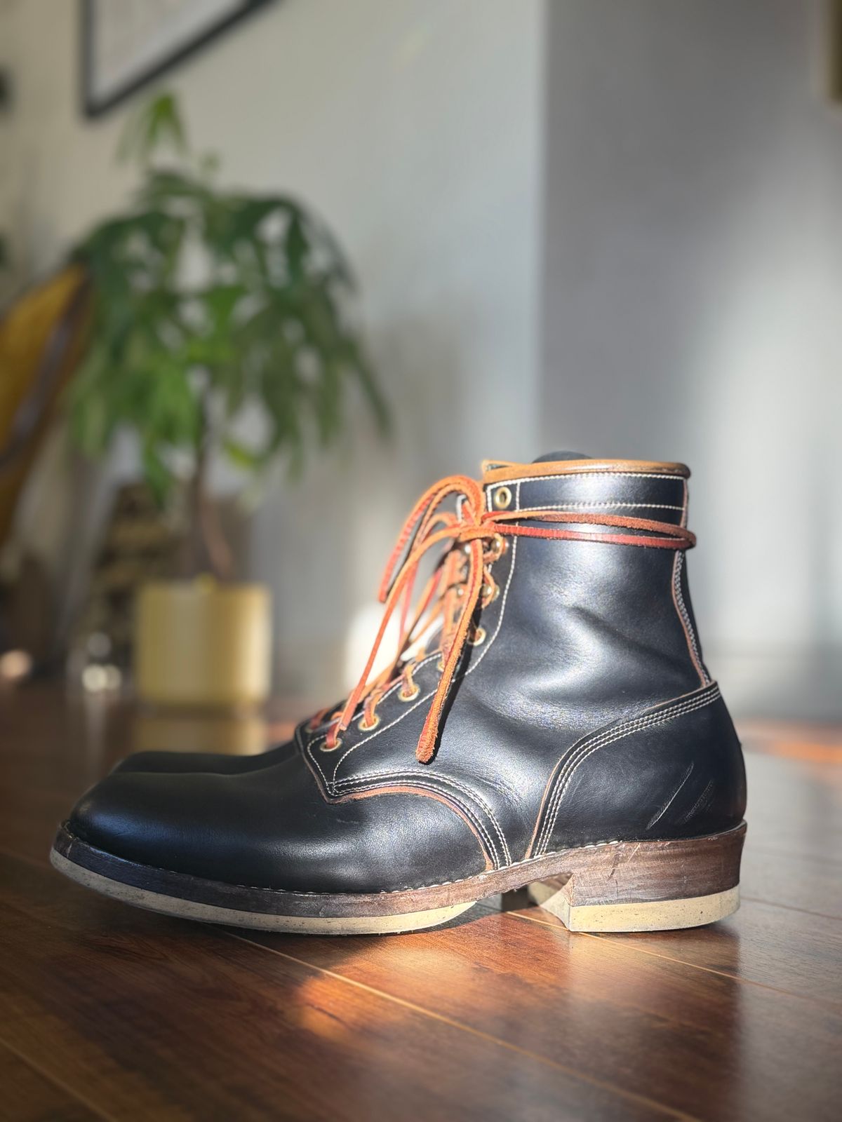 Photo by medusamachine on December 3, 2025 of the Role Club Underdogs in Horween Black Chromexcel.