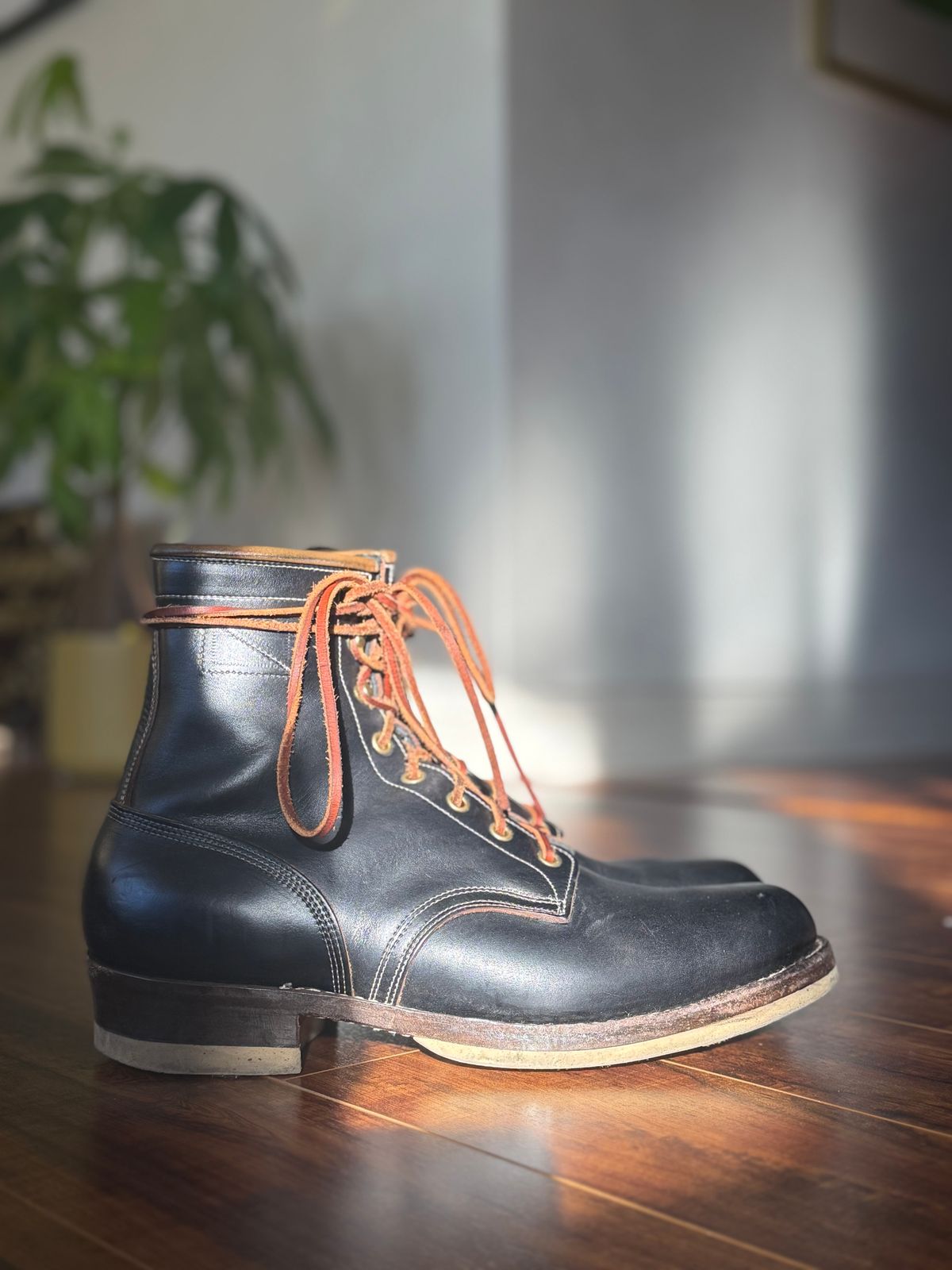 Photo by medusamachine on December 3, 2025 of the Role Club Underdogs in Horween Black Chromexcel.