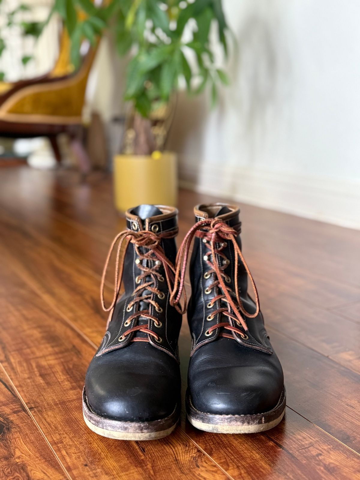 Photo by medusamachine on January 4, 2026 of the Role Club Underdogs in Horween Black Chromexcel.