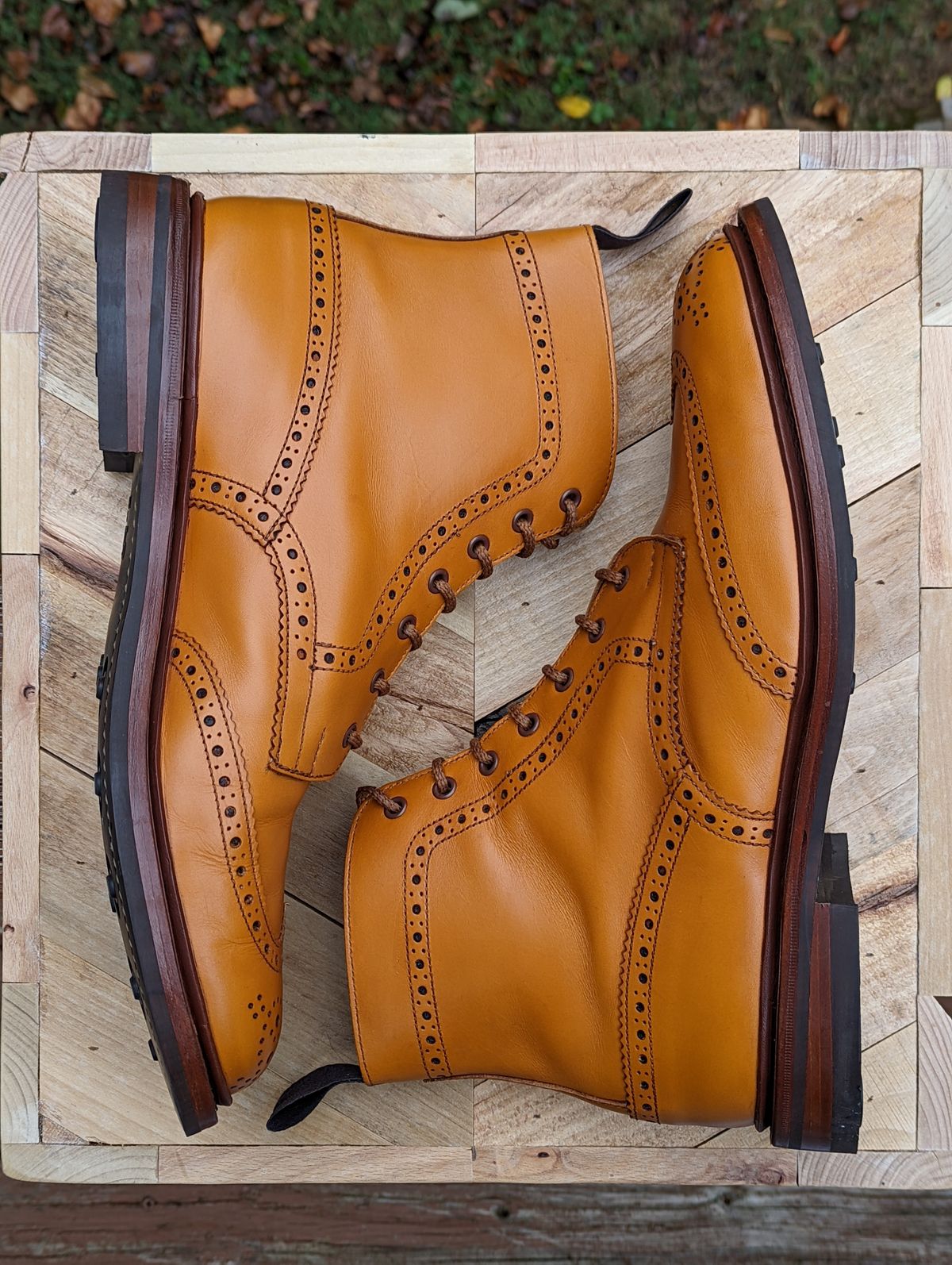 Photo by jrlyons21 on October 1, 2022 of the Tricker's Stow Country Boot in Acorn Antique.