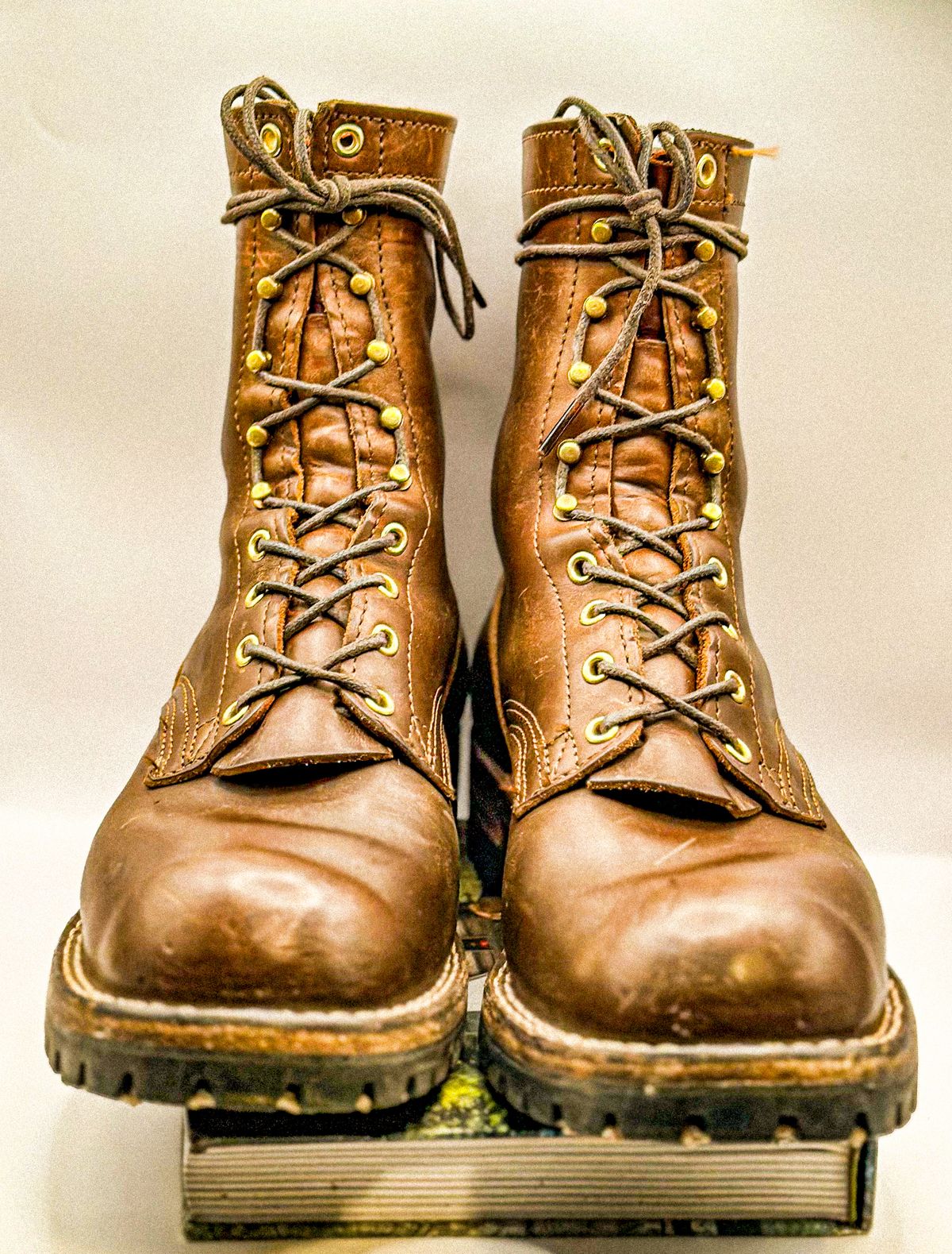 Photo by GoodtimeJohnny on December 5, 2023 of the Nicks BuilderPro in Horween British Tan Chromexcel.