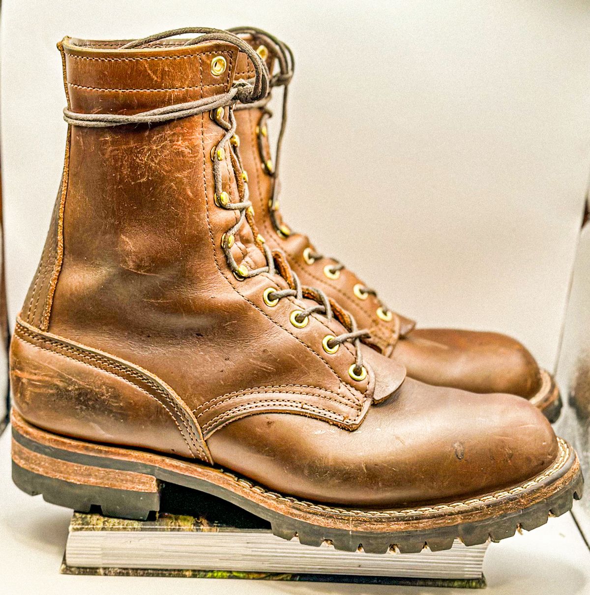 Photo by GoodtimeJohnny on December 5, 2023 of the Nicks BuilderPro in Horween British Tan Chromexcel.