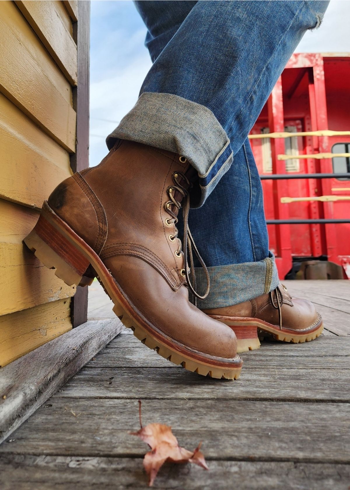 Photo by yorkpahomes on October 28, 2023 of the Nicks Urban Logger in Horween Natural Chromexcel.