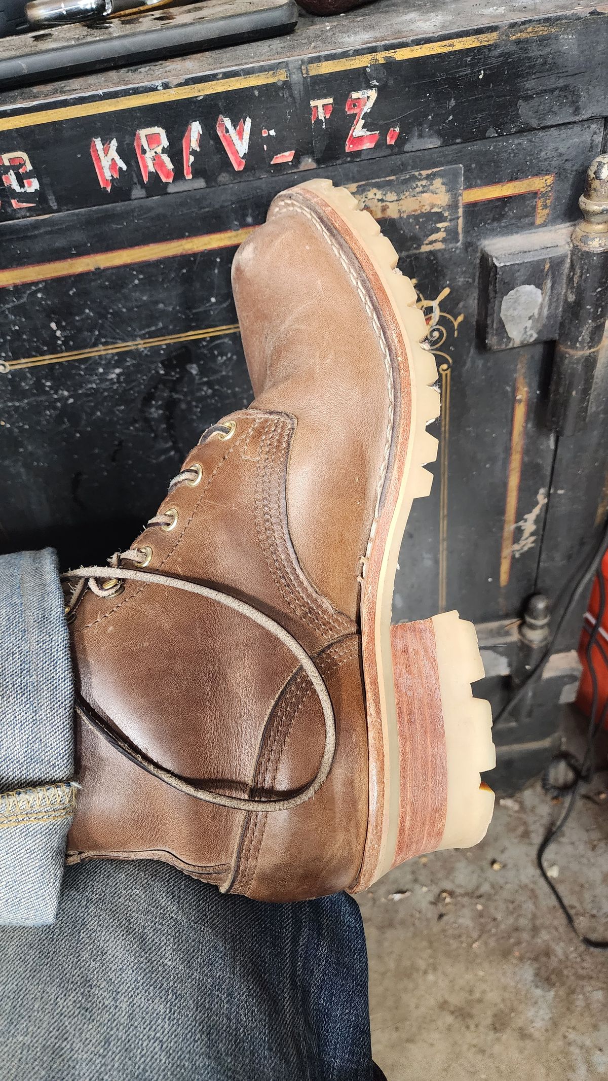 Photo by yorkpahomes on November 22, 2023 of the Nicks Urban Logger in Horween Natural Chromexcel.