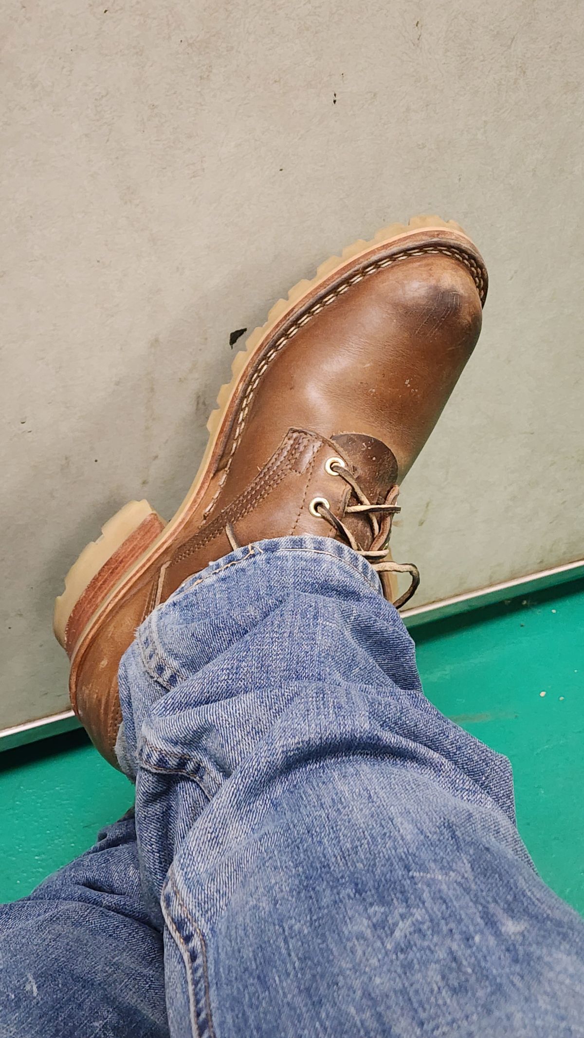 Photo by yorkpahomes on December 5, 2023 of the Nicks Urban Logger in Horween Natural Chromexcel.