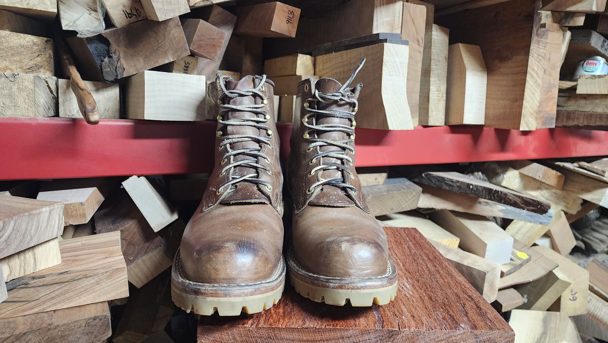 Photo by yorkpahomes on December 5, 2023 of the Nicks Urban Logger in Horween Natural Chromexcel.