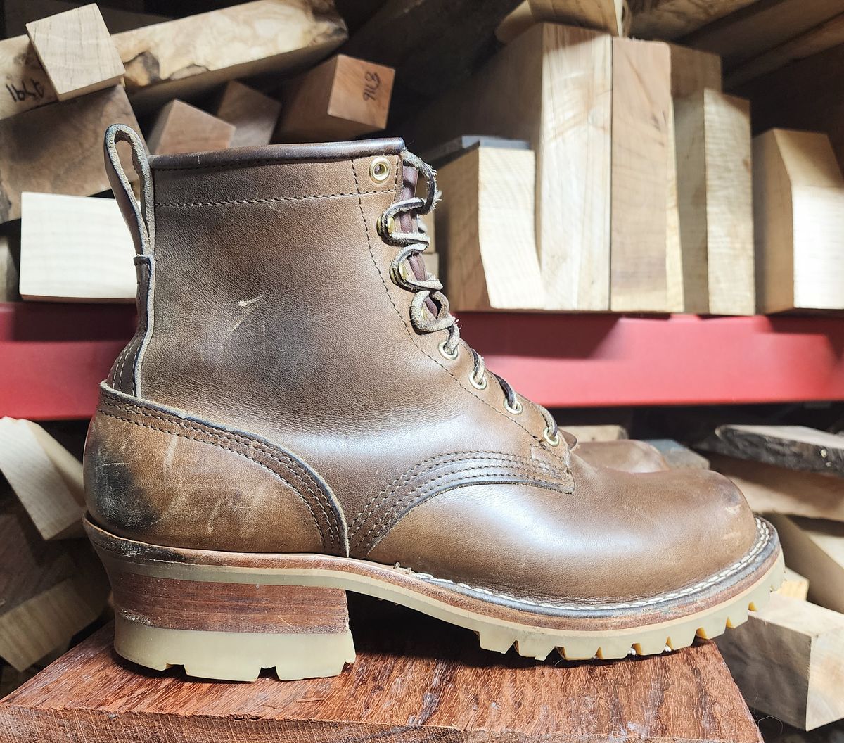 Photo by yorkpahomes on December 5, 2023 of the Nicks Urban Logger in Horween Natural Chromexcel.