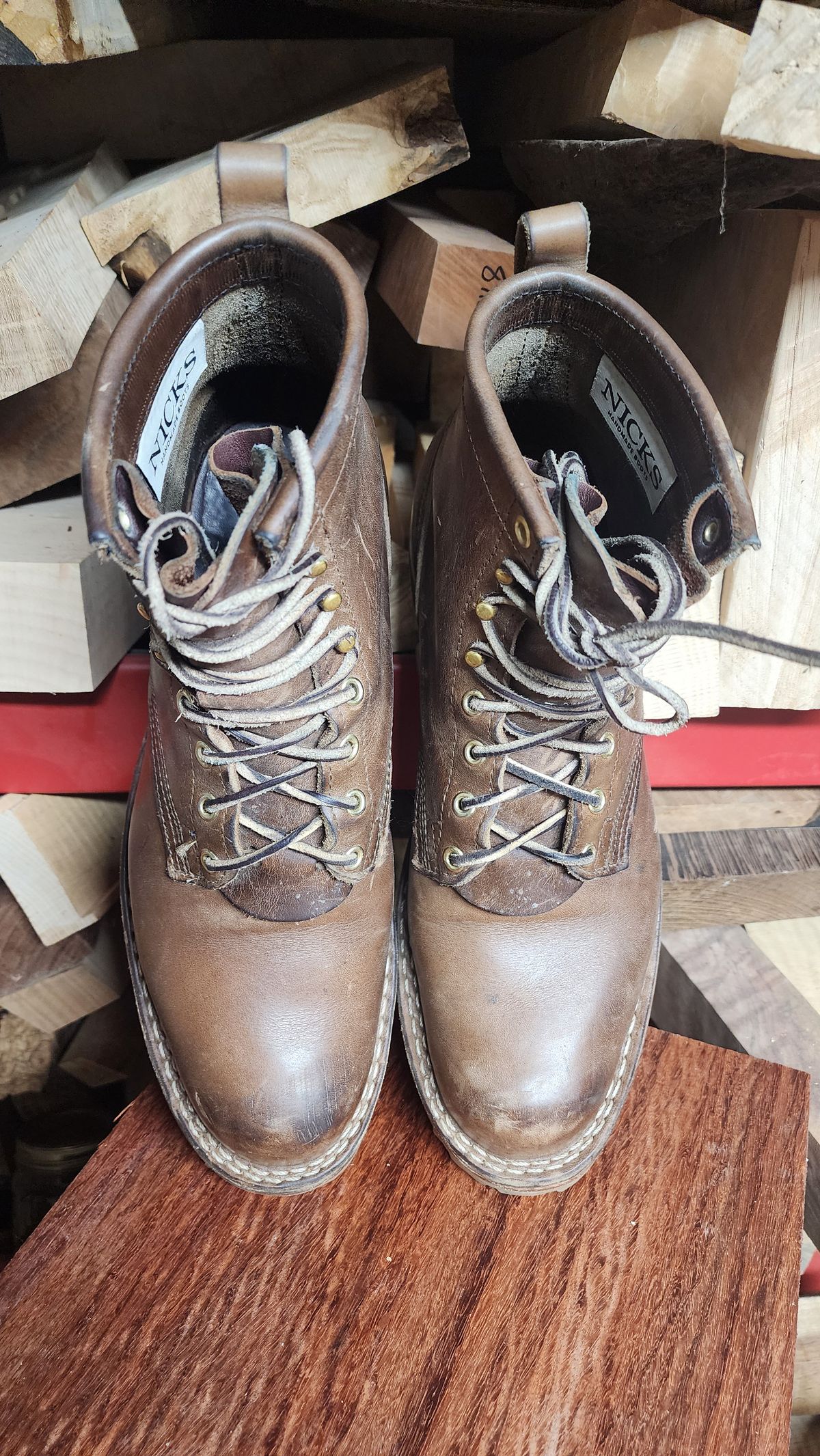 Photo by yorkpahomes on December 5, 2023 of the Nicks Urban Logger in Horween Natural Chromexcel.