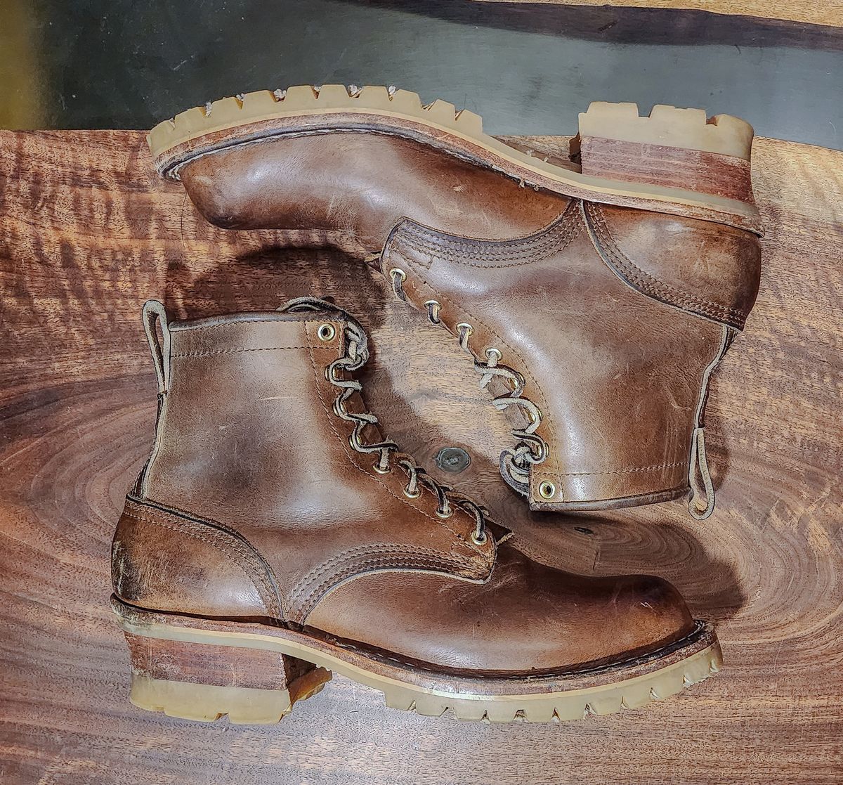 Photo by yorkpahomes on January 4, 2024 of the Nicks Urban Logger in Horween Natural Chromexcel.