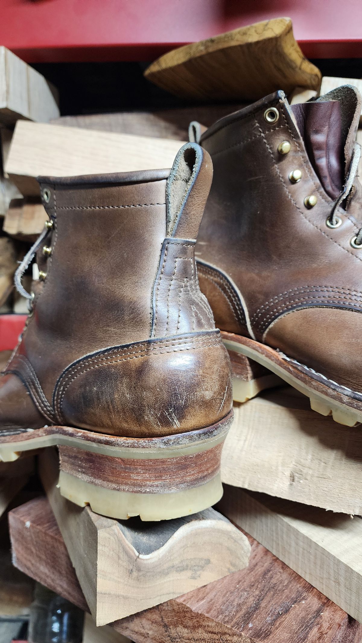 Photo by yorkpahomes on January 16, 2024 of the Nicks Urban Logger in Horween Natural Chromexcel.