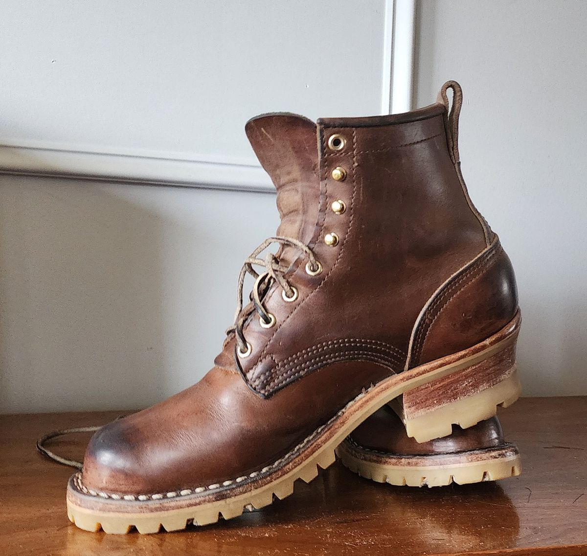 Photo by yorkpahomes on February 10, 2024 of the Nicks Urban Logger in Horween Natural Chromexcel.