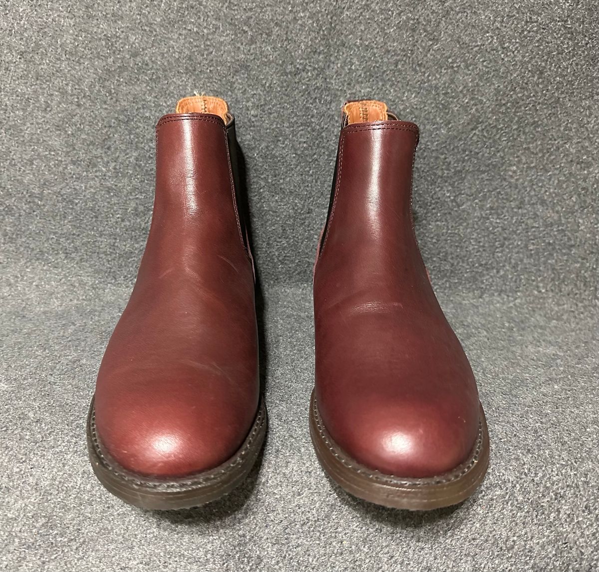 Photo by angelo on October 11, 2023 of the Red Wing Congress Chelsea Boots in S.B. Foot Black Cherry Featherstone.