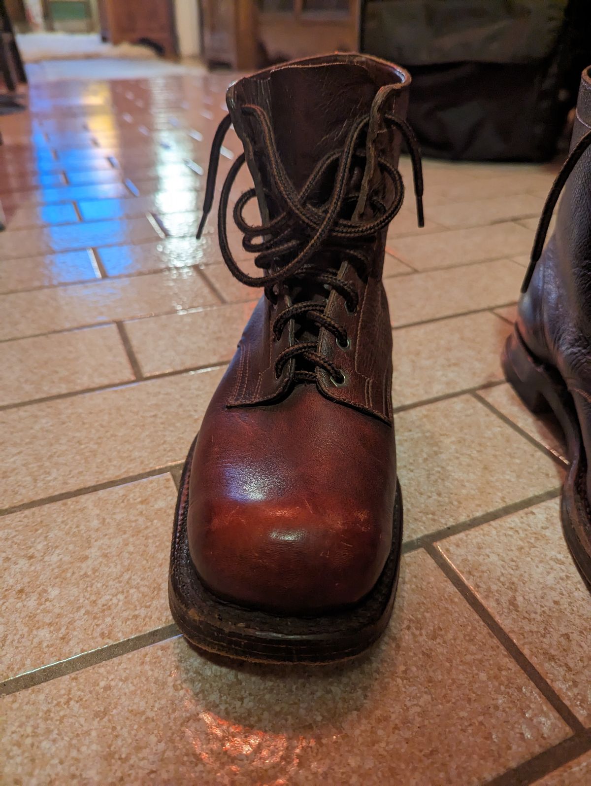 Photo by art.directorofpatina on November 5, 2023 of the Swedish Vintage Boots Television Reporter Boots 1950s in Unknown Leather.