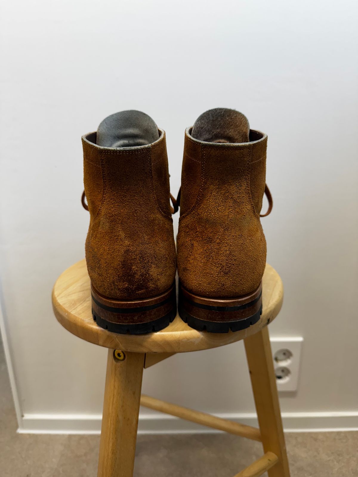 Photo by have.boots.will.travel on November 6, 2024 of the Viberg Service Boot PCT in Horween Golden Brown Predator Roughout.