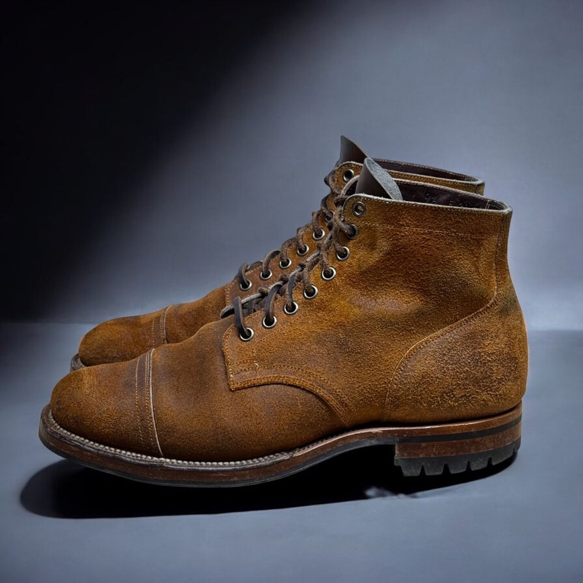 Photo by have.boots.will.travel on January 5, 2025 of the Viberg Service Boot PCT in Horween Golden Brown Predator Roughout.