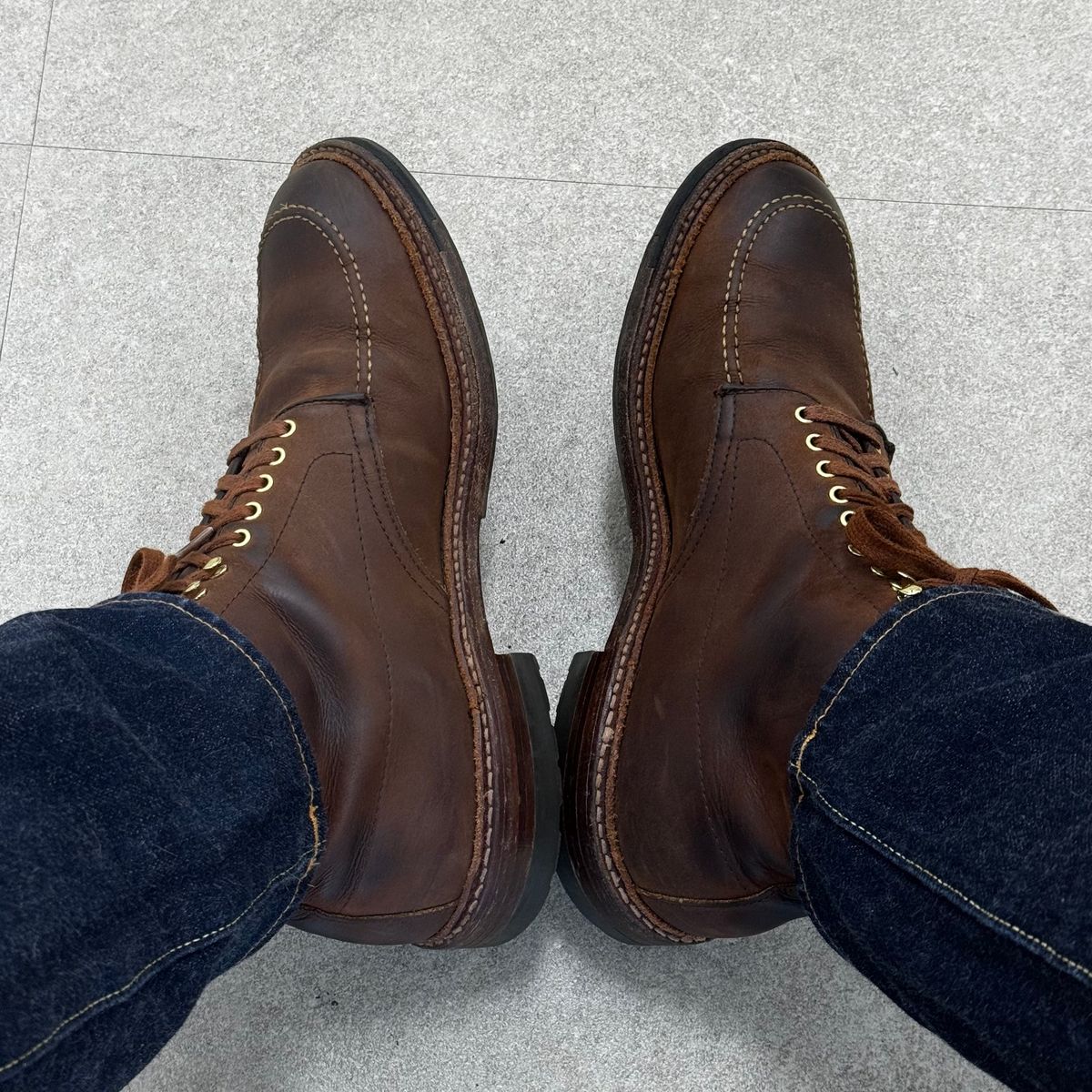 Photo by have.boots.will.travel on August 25, 2025 of the Alden Indy Boot in Horween Tobacco Smooth Chamois.