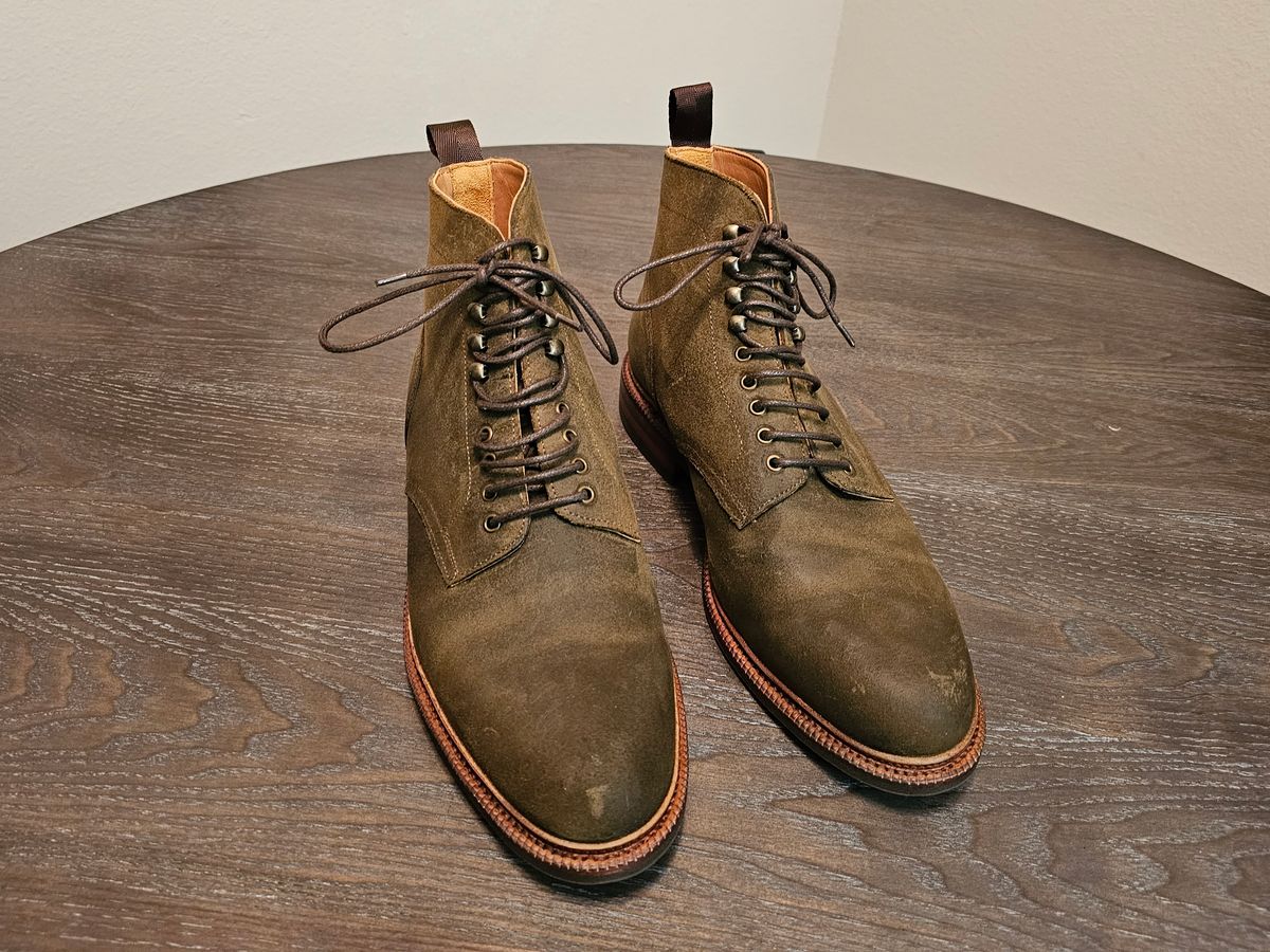 Photo by AspiringNormie on November 30, 2023 of the Meermin Service Boot in C.F. Stead Leaf Green Waxy Commander Suede.