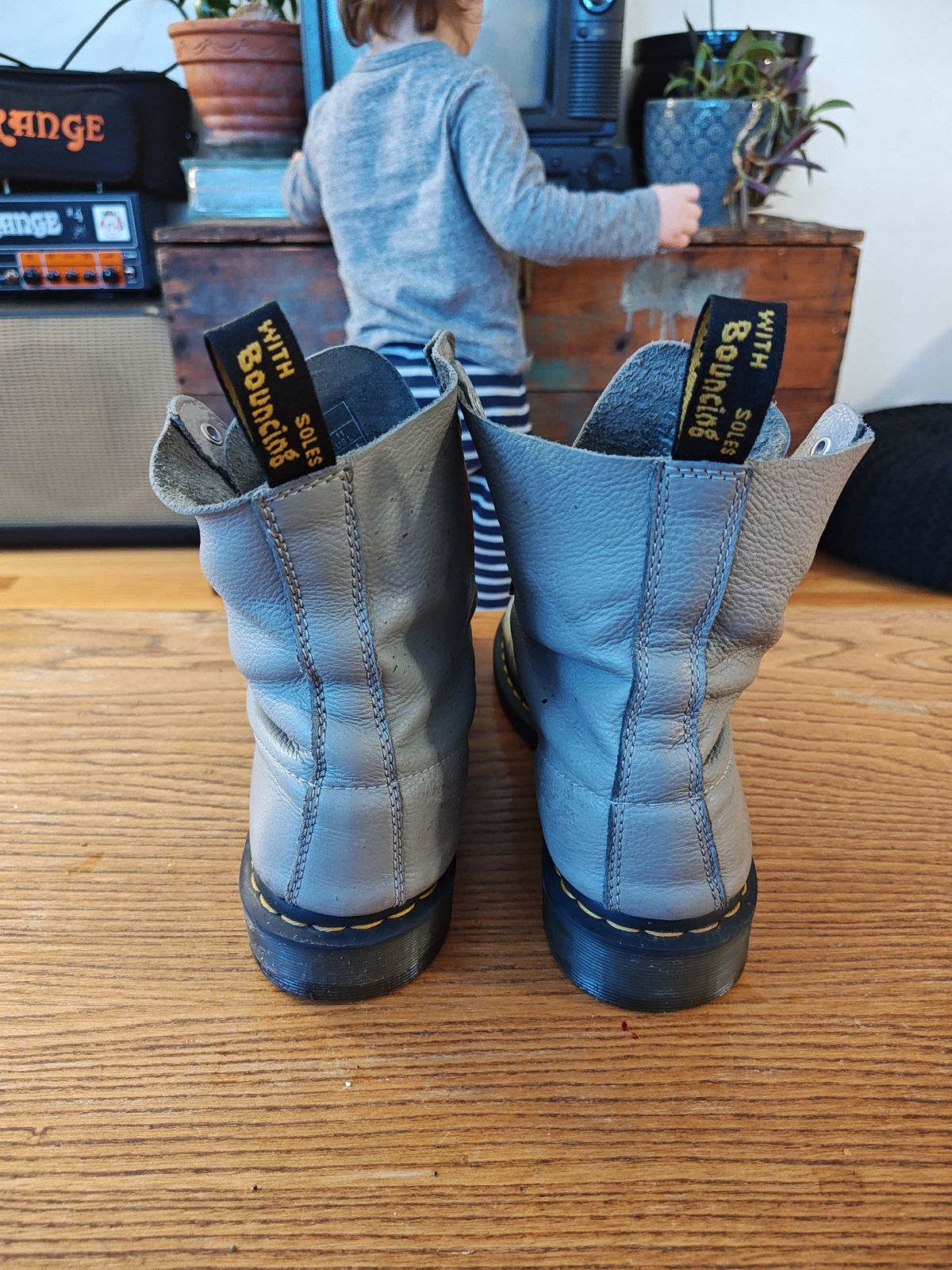 Photo by stephankarolat on February 2, 2024 of the Dr. Martens 1460 Pascal Made In England in Zinc Grey Virginia.