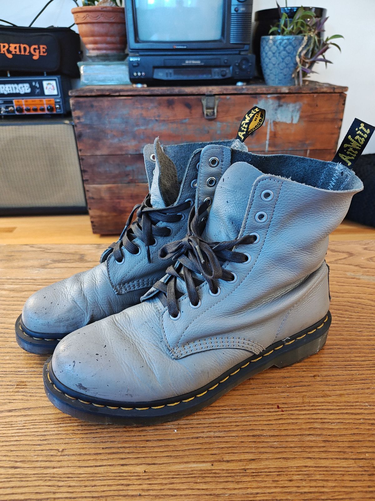 Photo by stephankarolat on February 2, 2024 of the Dr. Martens 1460 Pascal Made In England in Zinc Grey Virginia.