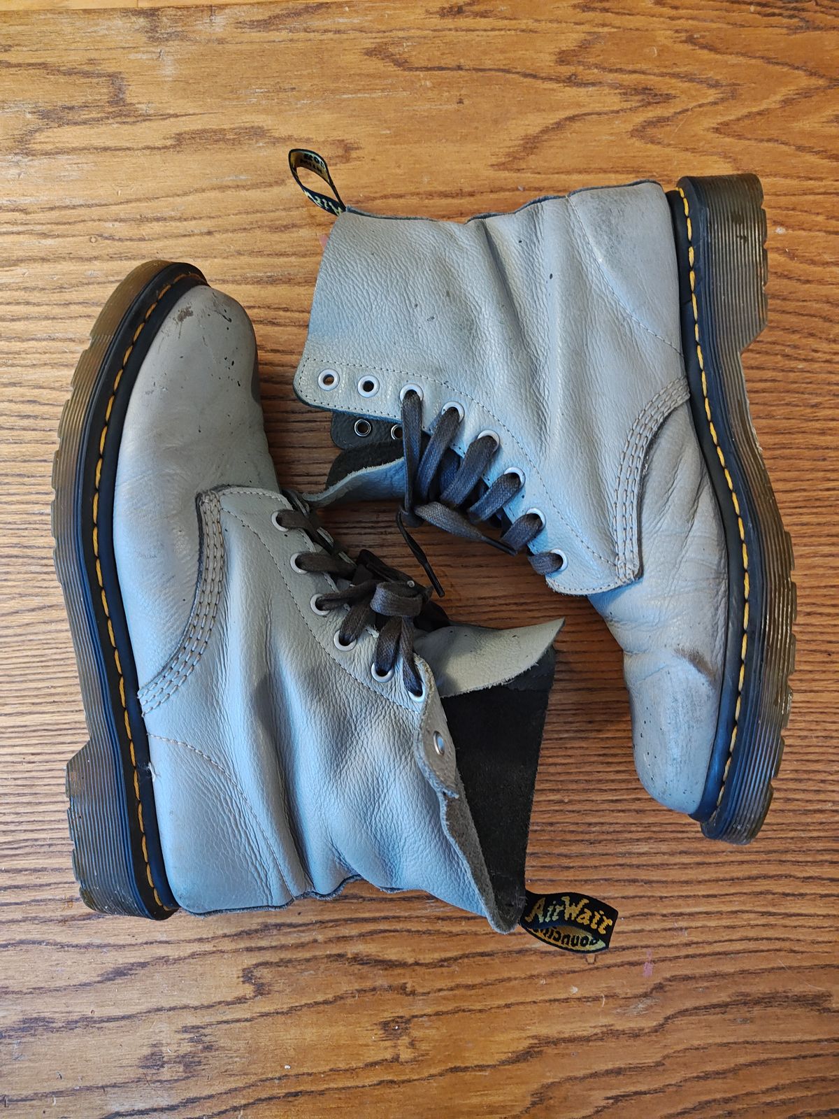 Photo by stephankarolat on February 2, 2024 of the Dr. Martens 1460 Pascal Made In England in Zinc Grey Virginia.
