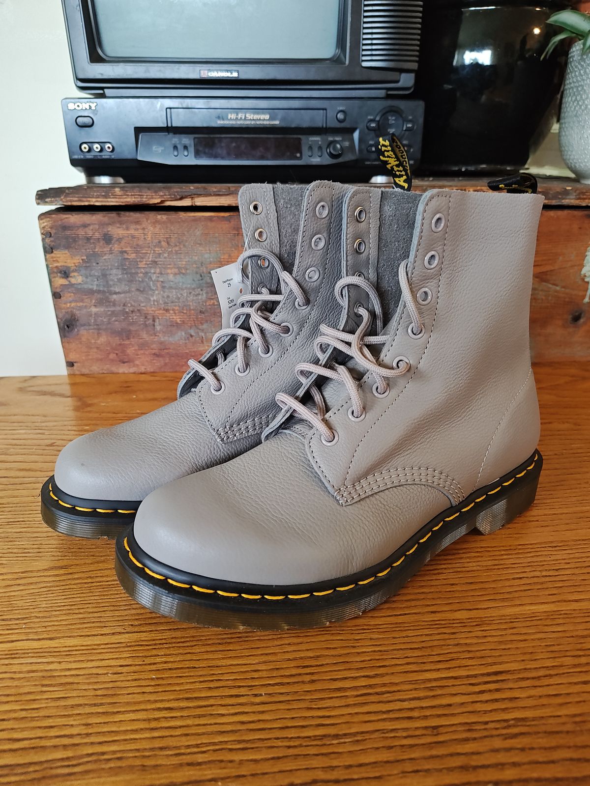 Photo by stephankarolat on October 1, 2023 of the Dr. Martens 1460 Pascal Made In England in Zinc Grey Virginia.