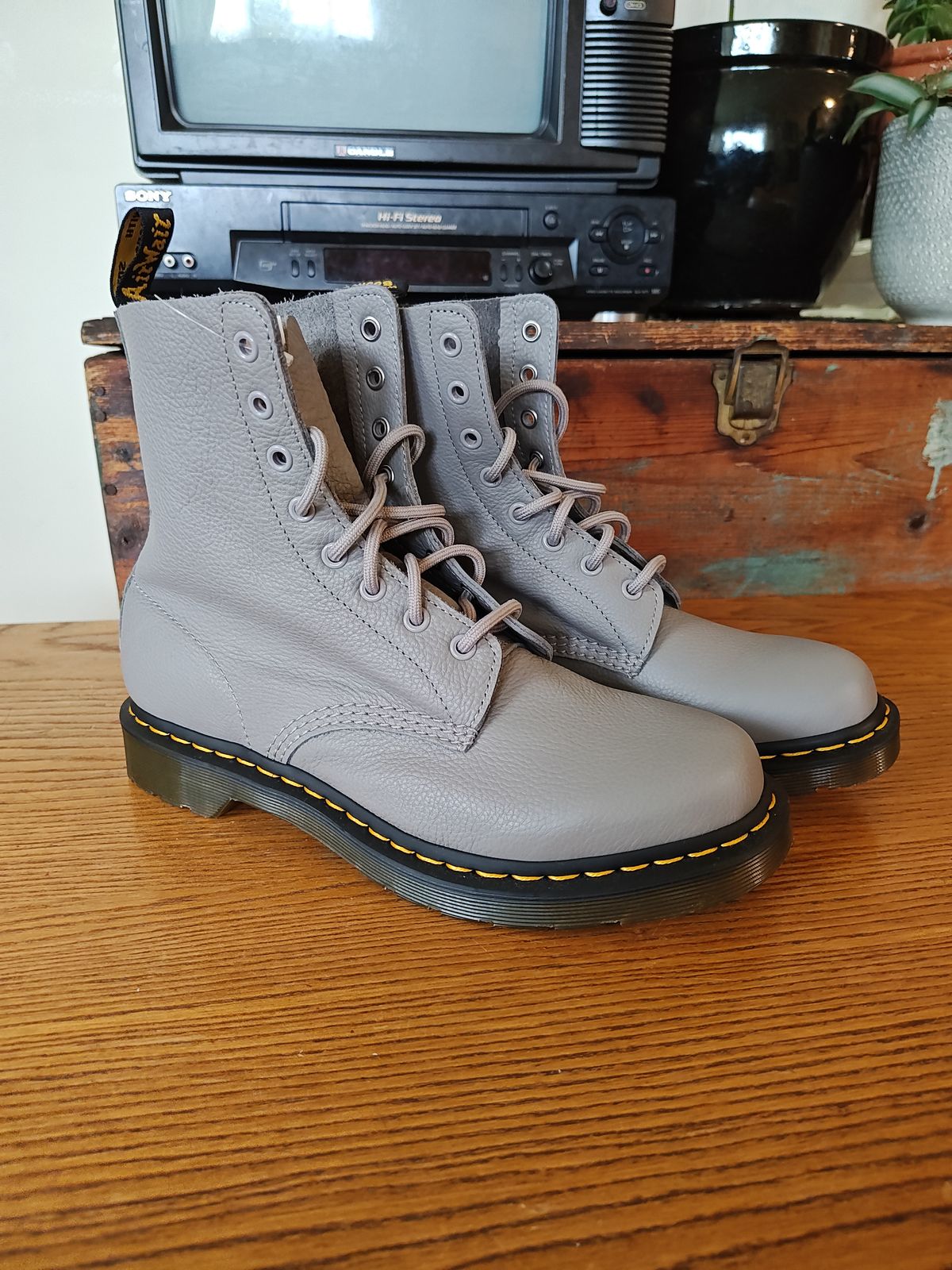 Photo by stephankarolat on October 1, 2023 of the Dr. Martens 1460 Pascal Made In England in Zinc Grey Virginia.