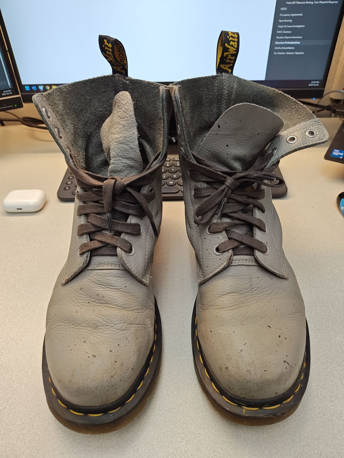 Photo by stephankarolat on January 5, 2024 of the Dr. Martens 1460 Pascal Made In England in Zinc Grey Virginia.