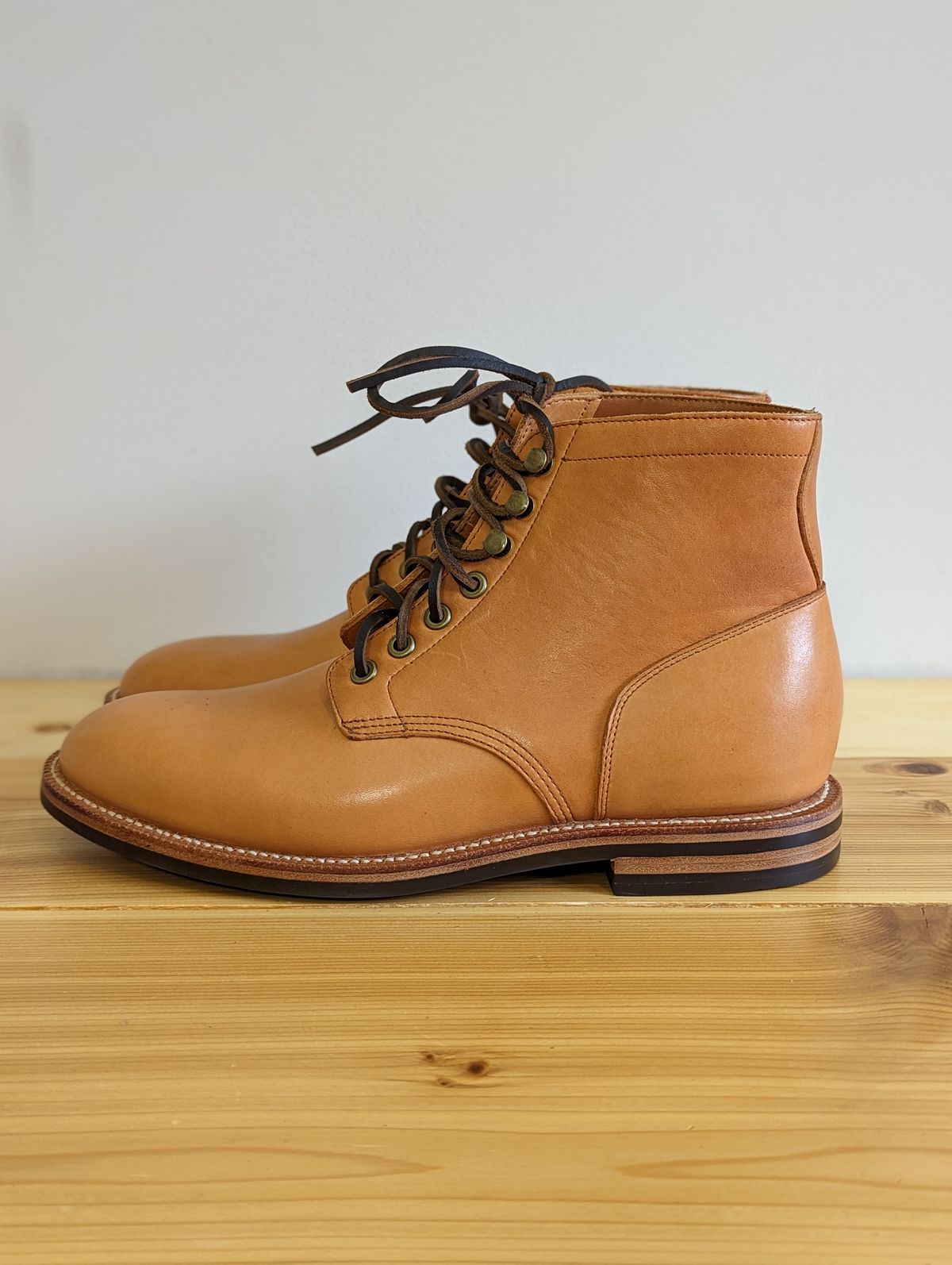Photo by stephankarolat on October 1, 2022 of the Grant Stone Diesel Boot in Horween English Tan Essex.